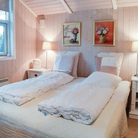 Three-bedroom Holiday In Dronningmølle