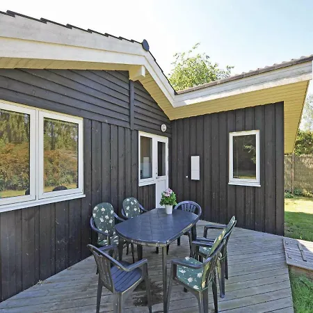 Three-bedroom Holiday In * Dronningmølle